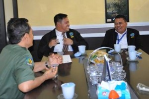 Kepala BNNK Kuningan, Guruh Irawan Zulkarnaen S.STP saat berbincang dengan kepala Smantika seusai memberikan penjelasan bahaya narkoba kepada siswa Smantika.